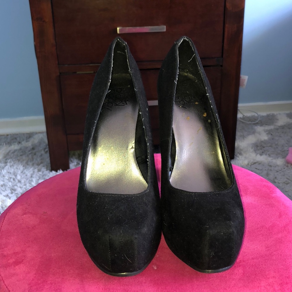 Black block heeled pumps.